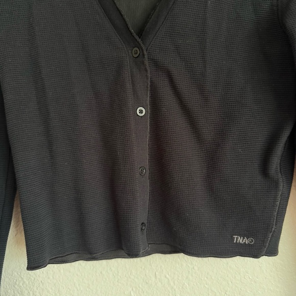 TNA Aritzia Waffle Knit Cropped V Neck Button Long Sleeved Top Size Small - Picture 3 of 6
